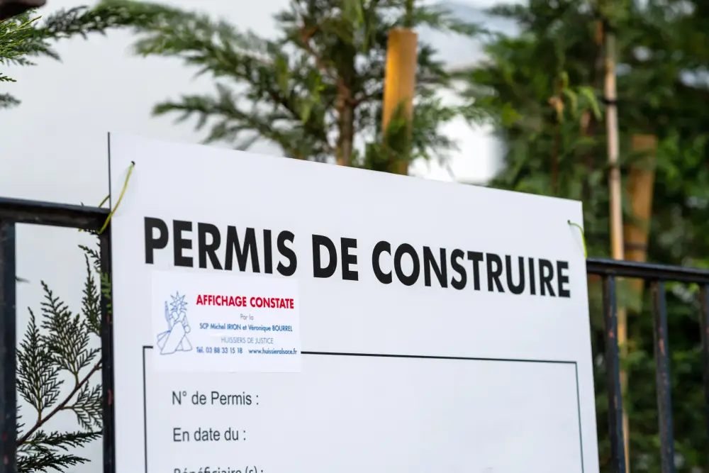 Permis de construire : les photos sans métadonnées ne prouvent pas l'affichage continu